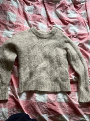 Beige stickad tröja från Lindex  - En jötte fin stickad tröja med ett mönster i. Knappt använd och mysig. Skriv om ni har frågor eller vill ha fler bilder!💞