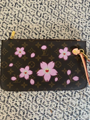 Plånbok monogram blommor - 💛50% just nu på bundles!! Få denna varan till  ännu billigare pris. Skapa en bundle på min profil på den gula linjen💛 Superfin plånbok/neccessär! Stängs med dragkedja, röd insida. väldigt lyxig 