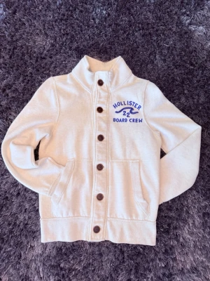 Hollister Vintage Cardigan - Det Säljer nu denna sjukt feta ljusgråa vintage Hollister cardiganen! Mycket fint skick, inga defekter. Storlek S. Väldigt eftertraktad och svår att få tag på! Hör av er vid minsta fundering, pris går att diskuteras 🤝