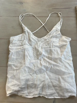 Topp/Linné ZARA - Super snyggt linne från ZARA❣️❣️ Vet tyvärr inte vilken storlek det är på toppen linnet för jag har klippt av lappen. Men jag skulle gissa på S/Xs. 