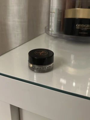 Anastasia Beverly Hills Dipbrow Caramel - Dipbrow Pomade från Anastasia Beverly Hills i färgen Caramel. Kommer i en liten rund glasburk med svart lock och guldlogga. Perfekt för att forma och fylla i ögonbryn med en krämig och lättapplicerad formula.