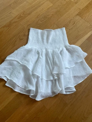Vit volangkjol - Säljer en söt, vit volangkjol i mycket bra skick i storlek S💕