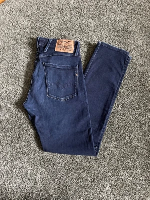 Replay anbass jeans - Snygga Replay anbass jeans i mycket bra skick utan några defekter🤩Jeansen är i storlek W32 L34. Hör av er vid minsta fundering🙌