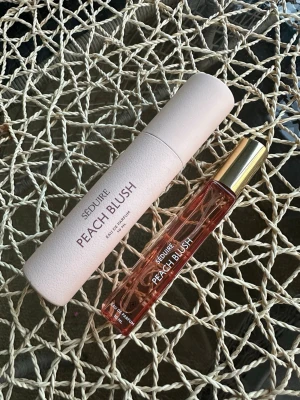 Seduire Peach Blush parfym - Fräsch parfym från Janni och Michaela Delérs märke Seduire, i doften Peach Blush. Medföljer ett stilrent, ljusrosa fodral. Perfekt att ha med i väskan. Endast testad med 2-3 sprut. Doften passade inte mig.