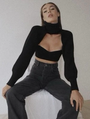 ZARA ARM WARMER SWEATER - Trendig svart stickad med hög polokrage och långa ärmar. Modellen är mycket cropped och öppen framtill, perfekt att styla över linne eller topp. 