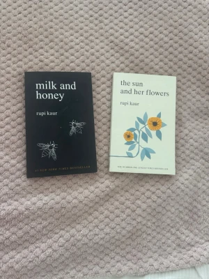Rupi Kaur diktsamlingar: 2 böcker - Två populära diktsamlingar av Rupi Kaur: 'milk and honey' med svart omslag och minimalistisk design samt 'the sun and her flowers' med ljust omslag och blommotiv. Perfekta för dig som gillar modern poesi och känslosamma texter. Köps endast som dessa 2st böcker, säljer inte enskilt.