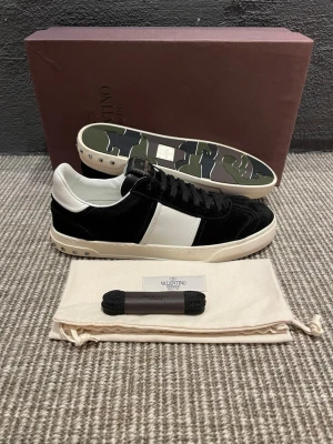 Valentino flycrew (nya) - Hej, säljer nu dessa svin snygga valentino skor. Skorna är i nytt skick!  Begränsat antal boxar och dustbag. Hör av dig vid frågor.