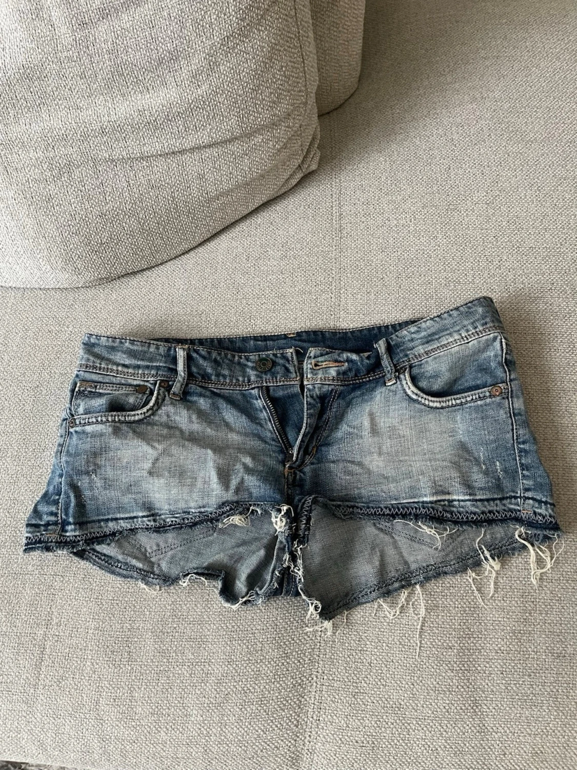 Blå jeansshorts med fransig kant