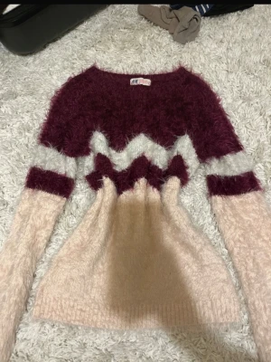 Fluffig mönstrad tröja - Supermjuk stickad tröja med coolt zickzack mönster. Såå snygg o bohemisk! Storlek 146/152 passar som en xs💕