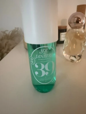 Sol de Janeiro Cheirosa 39 Parfymmist - Fräsch och tropisk doftmist från Sol de Janeiro, Cheirosa 39. Flaskan är turkosgrön med vit spraykork och har en modern, rundad form. Perfekt för dig som gillar lätta och somriga dofter med en hint av strandvibbar.