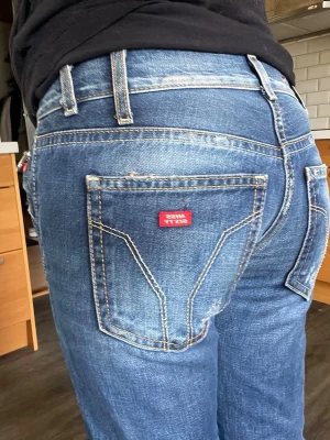 Miss sixty jeans low waist - säljer nu ett par sjukt snygga jeans som tyvärr inte passar mig längre. hade lätt sparat dessa annars!!🌸  de har små slitningar som hör till den unika designen. dragkedja vid ena framfickan. lågmidjad. storlek 26.  älskar modellen och har inte sett denna någon annanstans!! hör av er vid frågor