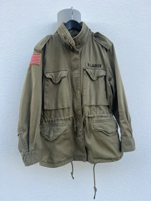 Grön Field Jacket Från Ralph Lauren - || Filed Jacket Från Ralph Lauren || Storlek: S || Mycket Snygg || Färg: Grön || Inga Defekter || Skick: 9/10 || Nypris: Ca 5200kr || Mitt pris Endast: 1679kr || Pris: Diskuterbart || Skriv Vid Minsta Intresse Eller Fråga! || Bättre Pris Desto Fler Du Köper! ||