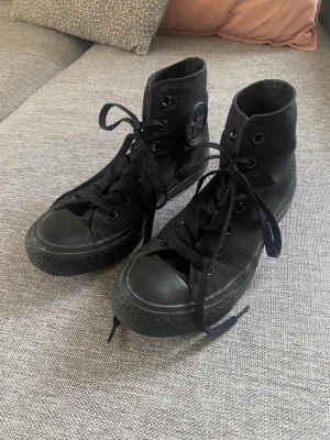 Svarta Converse - Svarta Converse i storlek 4 1/2 (motsvarar 37,5), fint skick