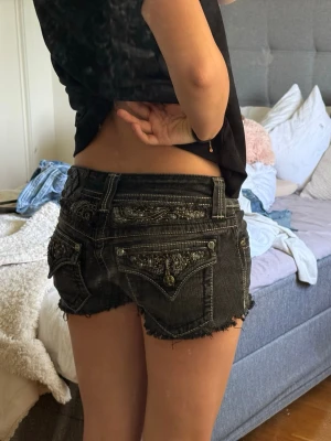 Miss me shorts - Jätte snygga shorts ifårn Miss me, dom är jeans ifårn början men jag har klippt av dom till shorts, dom är i storlek 26 men passar mig som brukar ha xs🥰