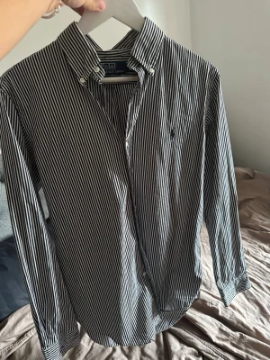 Randig skjorta från Polo Ralph Lauren - Randiga skjorta från Ralph lauren, storlek s. Ingen aning om årtal