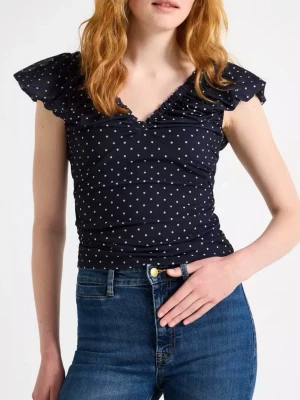 Prickig topp - Säljer denna jättefina topp från lindex! Den har volanger längs kanten💕