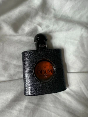 Ysl black opium 50 ml - Parfym från ysl, black opium 50 ml eu de parfum. Nästan full.