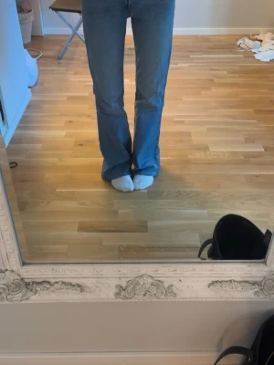 Blå bootcut jeans i klassisk modell - Säljer ett par blå bootcut jeans med hög midja och utsvängda ben. Jeansen har klassiska fickor både fram och bak och är tillverkade i ett mjukt denimtyg. Perfekta för en avslappnad och trendig look. Säljer då dom är förstora, tvättas innan jag skickar dom💖
