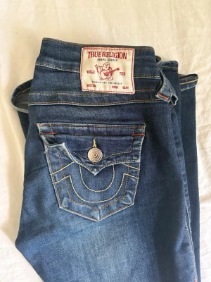 True religion jeans  - True religion jeans i modellen ”Joey Low Rise Flare”. Köpta på Nelly. Pytte lite slitna längst ner. Annars super bra skick! Jättesnygga!!🥰