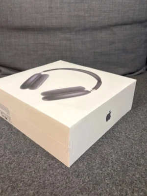 Apple AirPods Max - Säljer ett par Apple AirPods Max i svart. Over-ear design med mjuka öronkuddar och justerbart huvudband i metall och mesh. Grym ljudkvalitet, brusreducering och stilren Apple-design. Perfekta för musik, film och gaming.