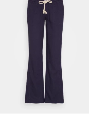 Mörkblå linnebyxor Roxy - Roxy mörkblåa linnebyxor! Köpte förra sommaren och har använt de få gånher💓 Bra skick! Super fina!!! Nypris 499kr.