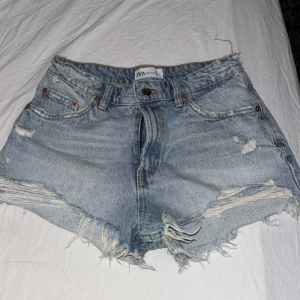 jeans shorts  - Jeans shorts från zara använda 1 gång! Köpte de sommaren 2023 men har inte kommit till användning, är i ny skick! 