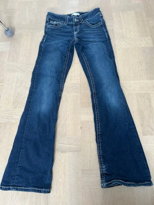 Gina jeans - Säljer dessa utsvänga jeans ifrån gina tricot i storlek 158cm. Skickas samma dag som köp. Ställ gärna frågor. ❤️