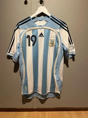 Argentina hemma 2006 - Säljer min Argentina VM hemmatröja från 2006 (remake) med Messi på ryggen. Den är köpt på unisport för 1199. Säljer den nu för 749. Den är i storlek S och i nyskick. Endast provad! Hör av er vid frågor.