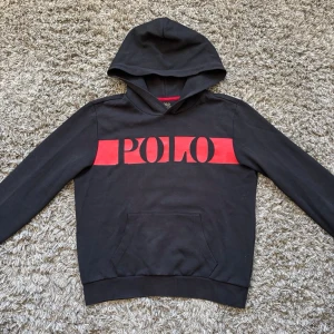 Svart hoodie från Polo Ralph Lauren - Säljer denna riktigt feta Ralph Lauren hoodie  i NYSKICK //Storlek - 14-16 passar XS Skick - 9/10 Hör gärna av er vid frågor⭐️
