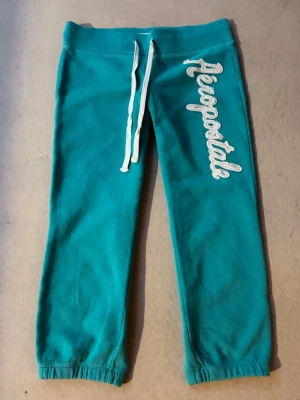 2000s aeropostale turkosa low waist capris - super fina lågmidjade capribyxor i perfekt skick, ännu finare färg i verkligheten 🩵 storlek S midjan mäter 38 cm (justerbar), passar flera storlekar 