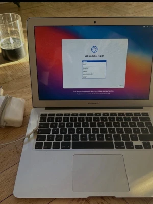 MacBook Air 2013 i5 / 4GB / 128GB - ‼️Skickar endast med PostNord‼️ Pris går att diskutera!!😊  MacBook Air 2013 1,3Ghz i5 4Gb ddr 3, 128gb ssd, intel hd graphics 5000 1535Mb  Batteriet har 746 cykler vilket ändå måste klassas som väldigt bra för en 13 år gammal dator, datorn räcker absolut till någon som vill ha något enklare att surfa & kolla mailen på. men inte för mycket mer än så.   Kommer ominstallerad & utloggat från hitta.  originalladdare ingår.  Ena foten saknas och lite repor på undersidan men i övrigt väldigt orde