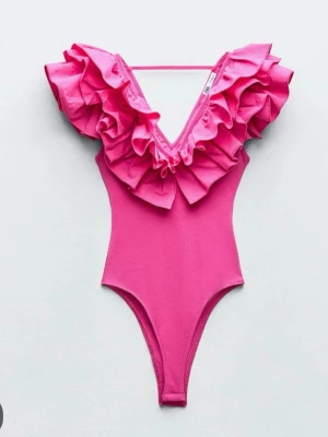 Zara volang body - Super söt och trendig body från zara. Helt oanvänd men har tyvärr tagit bort lappen. Jätte skön men har alldrig hittat tillfället att använda den🥰