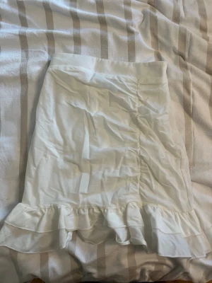 Sommar kjol - Hej! Säljer denna jättefina kjolen då den tyvärr blivit för liten. Den är endast använd 1-2 gånger och är i mycket bra skick. Skriv för fler bilder för hur den sitter på:) 