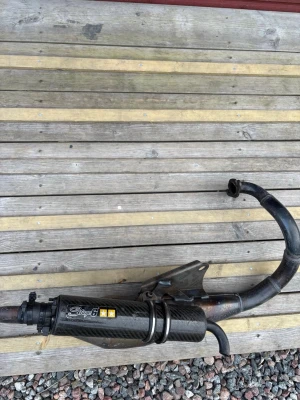 Stage6 trimrör - Säljer ett Stage6 avgassystem till moped med svart kolfiber-liknande ljuddämpare och metallrör. Passar perfekt för dig som vill ha bättre prestanda och snygg look på din moppe