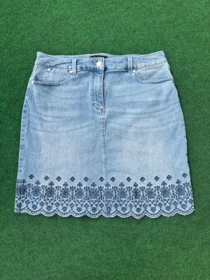 Kjol inför sommarn ! - Jättefin jeanskjol som passar perfekt inför kommande säsong!  Måtten finns på bild 📏 en riktigt fin och unik design❤️.  Pris kan förhandlas lite 