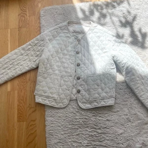 Ljusbeige quiltad jacka med knappar - Jättefin knappt använd, färg stämmer överens med andra bilden🩷passar xs-s