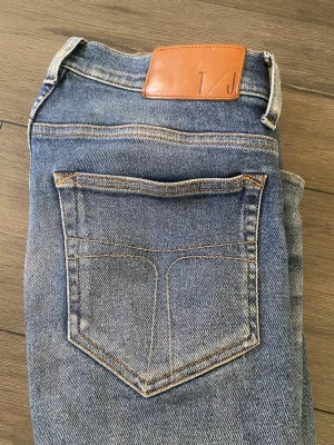 Blå jeans från Tiger of Sweden - Säljer ett par blå jeans från Tiger of Sweden. Snygga nu till sommaren och lätta att stylea. Skriv vid frågor. Fraktas inom 24h efter köp! 🤩