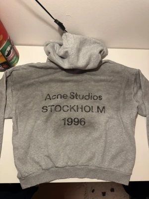 Acne Hoodie  - Snygg acne hoodie jag fick i present för en stund sen, använd en gång. 🎁  Säljer den för att den inte kommer till någon användning 😁  Hör gärna av er om frågor eller annat, pris kan diskuteras vid snabb affär 🤝