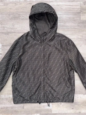 Fendi vindjacka   - Använd en gång, Size L. Är 180 cm och 73 kg och den är för stor för mig. En fendi fiskar hatt grå följer med också