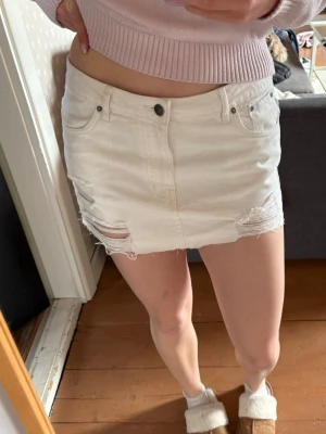 Vit kort jeanskjol med slitningar - Så cool och snygg till sommaren! Storlek M/38 men passar S