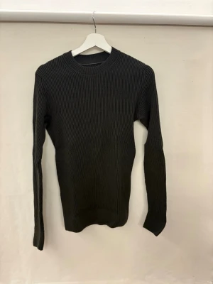 Mörkgrön ribbstickad tröja Jack and Jones  - En stilren mörkgrön ribbstickad tröja med rund halsringning och långa ärmar. Tröjan har en smal passform och är lätttillverkad i ett mjukt, stretchigt material som sitter snyggt på kroppen. Perfekt för lager-på-lager och enkel att matcha. Från Jack and Jones. Pris kan diskuteras!