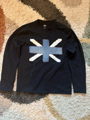 Long Sleeve Remade - Säljer denna Long sleeve från lager som jag gjort om och lagt till detaljer på framsidan av tröjan. Haft på mig den nån enstaka gång och vill sälja vidare även fast jag tycker den e sjukt snygg! Vid övriga frågor hör av er.✌🏻🙌🏻  Storlek: S  Kondition: 9,5/10   Fraktar samma dag eller dagen efter✅🙌🏻  swag rap streetwear baggy vintage skate hiphop y2k affliction archive underground avant garde japan style OG 2000s flared washed affliction jeans drip oldmoney denim