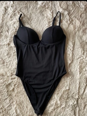 Svart body från Missguided - Superfin body med push-up  från Missguided som endast är använd 1 gång 