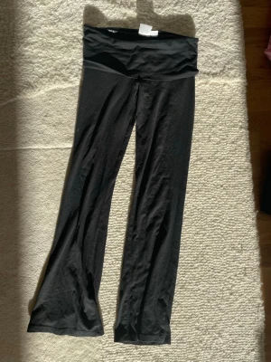 Svarta yoga pants/ leggings  - Säljer ett par svarta leggings med stretch och utsvängda ben. De är mjuka och stretchiga, perfekta för en avslappnad och trendig look. Passar lika bra till en oversized hoodie som till en crop top.