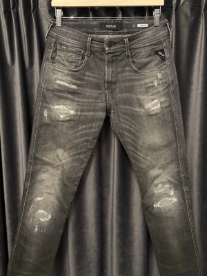 Replay anbass  - Replay anbass - grå/svarta - skick 9/10, mycket bra skick! - storlek 30/36, men dom är uppsydda till längd 32 (bild 7) - sjuuukt feta jeans med riktigt snygga slitningar - hör av er vid frågor🤝