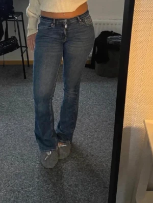 Blå bootcut jeans med klassisk passform - Säljer ett par superfina blå bootcut jeans med låg midja💕