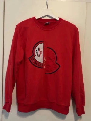 Snygg röd tröja - Säljer en röd tröja. Perfekt för dig som gillar streetwear. Säljer den eftersom den ej kommer till användning och använts fåtal gånger.