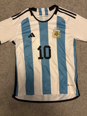 Argentina Messi  - Säljer en snygg Messi tröja från vm 2022. Tröjan är endast använd några enstaka gånger och är i super bra skick! 