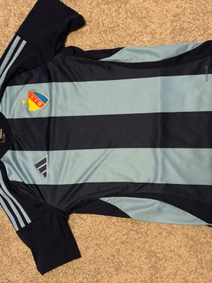 Djurgården matchtröja  - Äkta djurgårströja köpt via deras hemsida. Nypris över 900, endast använd några enstaka gånger. 13-14 år alltså 164. 