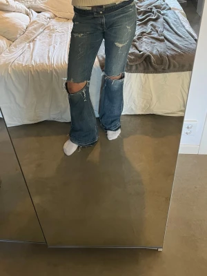 Blåa ripped jeans - coola och trendiga ripped jeans. Midwaist, går dock att vika ner om man vill det.